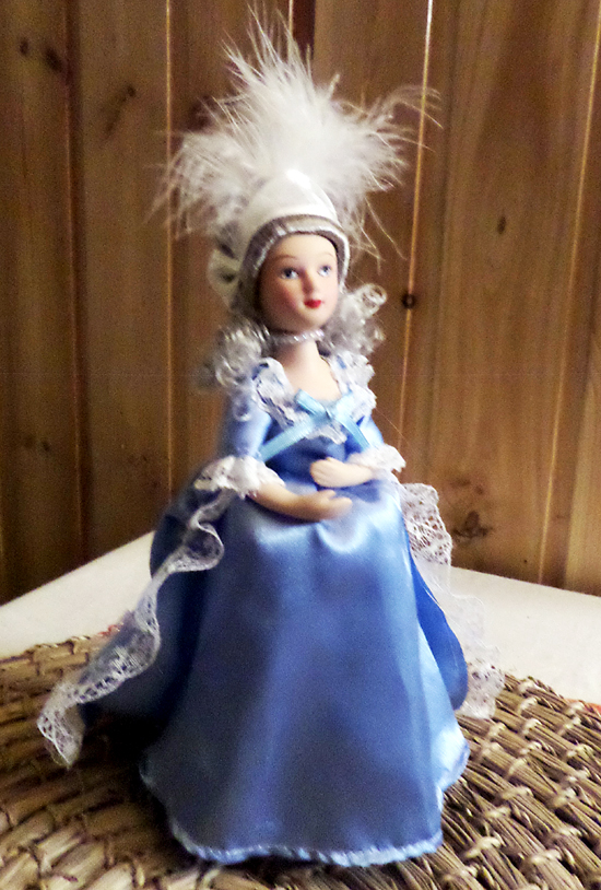 Фарфоровая куколка Мария-Антуанетта из коллекции автора.