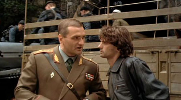 Александр Балуев (слева) в роли генерала Кодорова («Миротворец»)