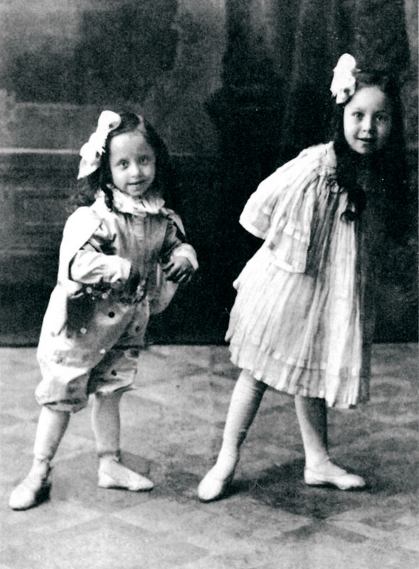 Юные артистки цирка: Яня (слева) и ее сестра Эля Жеймо (Караван историй. 2004. Янв. С. 147)