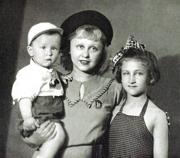 Янина Жеймо с сыном Юликом и дочерью Яней (Караван историй. 2004. Янв. С. 158)
