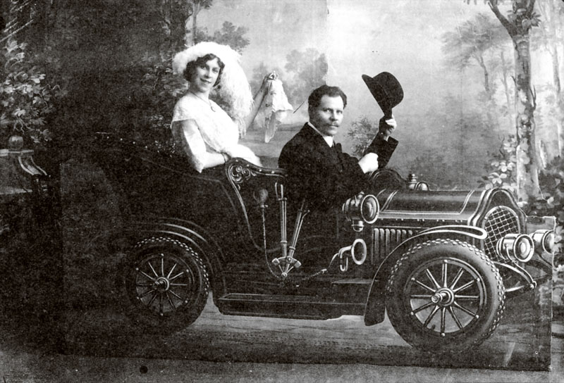 А. Г. Коромыслов и его дочь Августина (Кобзев И. Ижевские картинки)
