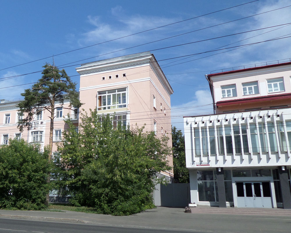 Раньше вход в кинозал ДК им. Дзержинского был с торца здания. Сейчас этот внутренний боковой дворик отделен от пешеходной части улицы забором