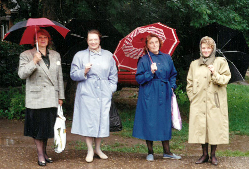 Встреча одноклассниц: нам исполнилось 50 лет. Слева направо: С. Новичкова, Е. Михайлова, М. Вихарева, Н. Розенберг (1994 г.)