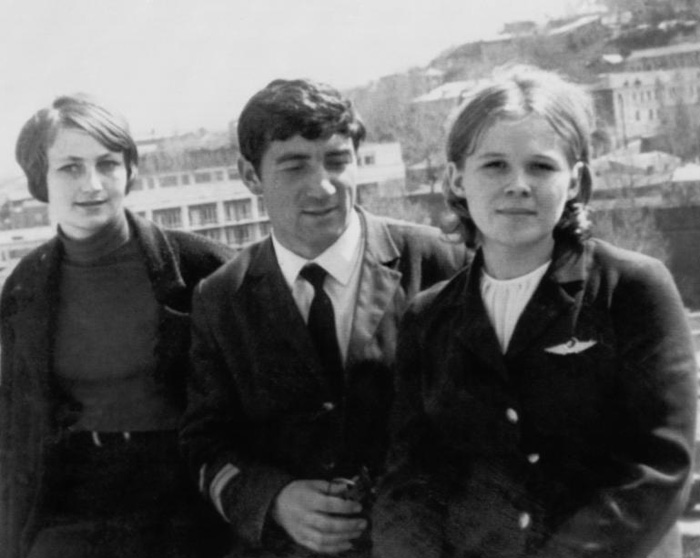 Члены экипажа самолета Ан-24 (слева направо): техник Ирина Немзадзе, второй пилот Валерий Зафиров и бортпроводница Надежда Курченко (Сухуми, 1970 г.)