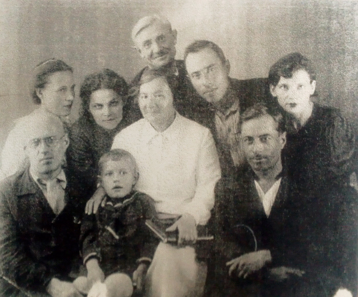 Александра Грачевская (Бехтерева) с сыновьями (из архив А. И. Яковлева)