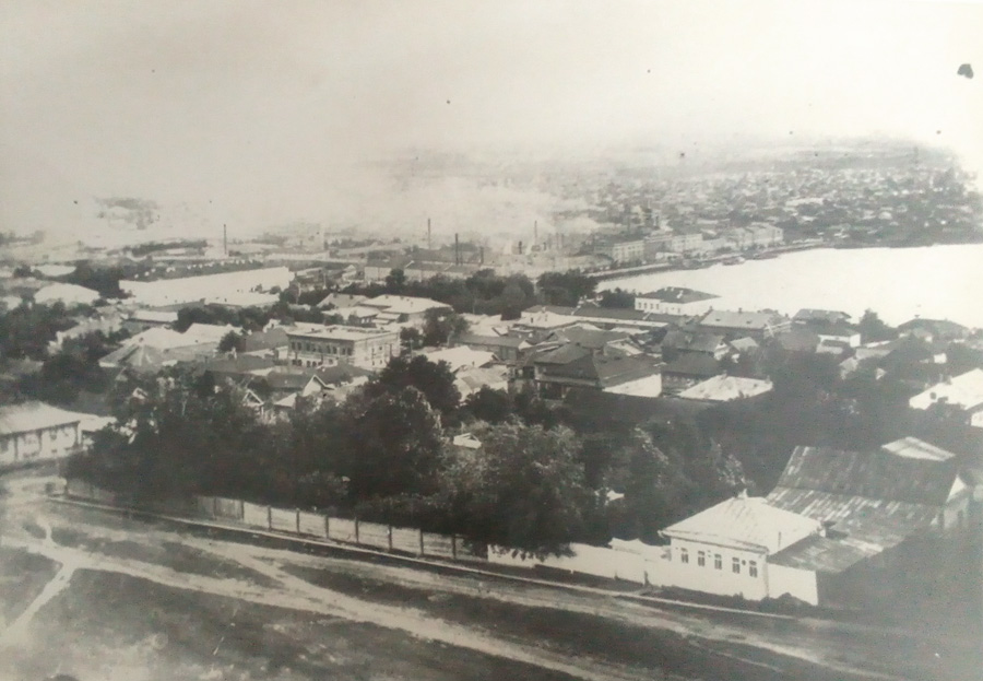 Белый дом в нижнем правом углу фото – бывший дом Грачевских (из архива А. И. Яковлева)
