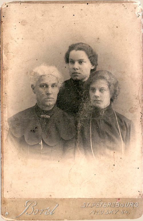 Эмилия Густавовна Эмме-Нерман с дочерьми Антонией и Ольгой (1907 г.)