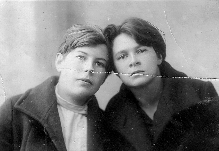 Татьяна Белая (слева) (1931 г.)